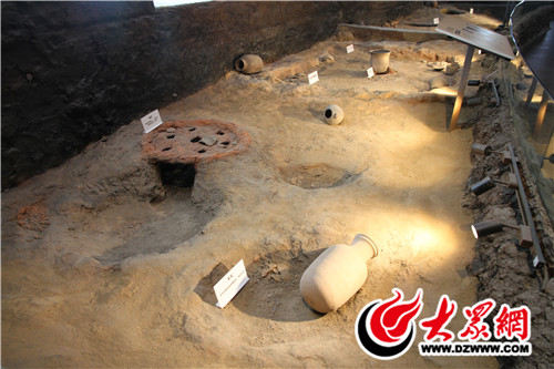 館內(nèi)現(xiàn)有藏品850余件，全面展現(xiàn)了東夷文化的輝煌成就與發(fā)展脈絡(luò)