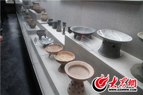 東夷文化博物館館內(nèi)現(xiàn)有藏品850余件，品類豐富，特色突出