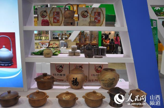 陽(yáng)泉市委副書記王旭明視察農(nóng)博會(huì)陽(yáng)泉展廳(圖2)