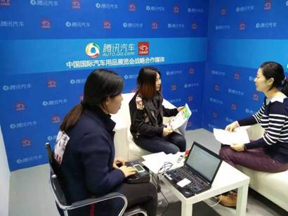 展會(huì)進(jìn)行當(dāng)中，貝適寶創(chuàng)始人之一的張冉冉女士在百忙之中也接受了騰訊汽車記者的專訪，暢談未來(lái)兒童安全座椅行業(yè)的發(fā)展趨勢(shì)，兒童安全座椅產(chǎn)品的功能期望以及自家智能座椅產(chǎn)品的一些細(xì)節(jié)。同時(shí)以一個(gè)孩子母親的角度也呼吁國(guó)內(nèi)兒童出行安全體系能夠盡快得以完善，為寶寶的出行安全營(yíng)造一個(gè)良好社會(huì)氛圍，她表示，隨著國(guó)內(nèi)家庭汽車保有量的逐年增長(zhǎng)，提升國(guó)內(nèi)父母的兒童出行安全意識(shí)現(xiàn)如今已經(jīng)迫在眉睫。