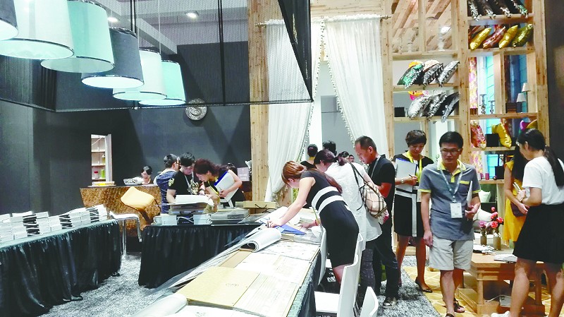 作為國內(nèi)領(lǐng)先的中高端生活用品市場專業(yè)展會(huì)——中國（上海）國際時(shí)尚家居用品展覽會(huì)（簡稱“上海時(shí)尚家居展”）今年邁入第十個(gè)年頭，將于9月20日～22日在上海新國際博覽中心舉行。上一屆展會(huì)參展商數(shù)量創(chuàng)歷史紀(jì)錄，共吸引來自14個(gè)國家和地區(qū)的379家參展企業(yè)參展。上海時(shí)尚家居展作為國內(nèi)家居及生活用品行業(yè)久富盛名的品牌盛會(huì)，來自國內(nèi)外的知名行業(yè)巨頭均紛紛確定本屆繼續(xù)參展。