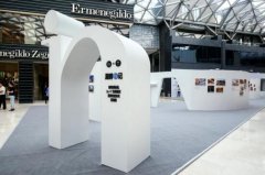 宋佳、吳秀波出席“湖畔in記”展覽開幕式